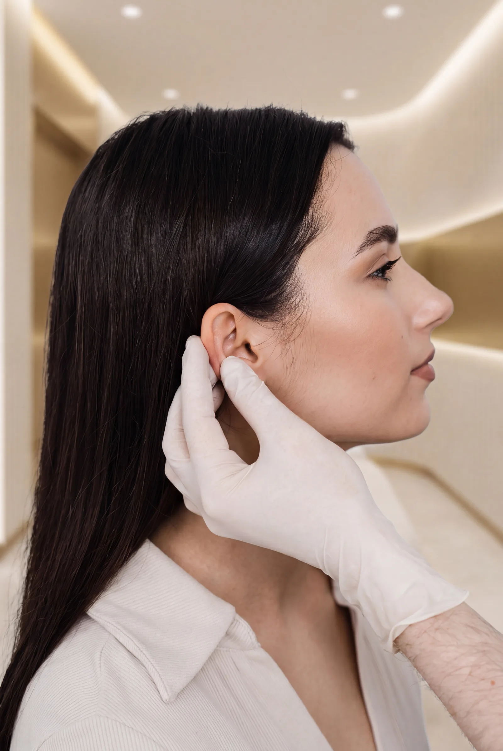 تقييم الأذن وعصابة ما بعد الجراحة في تجميل الأذن لدى Elora Polyclinic